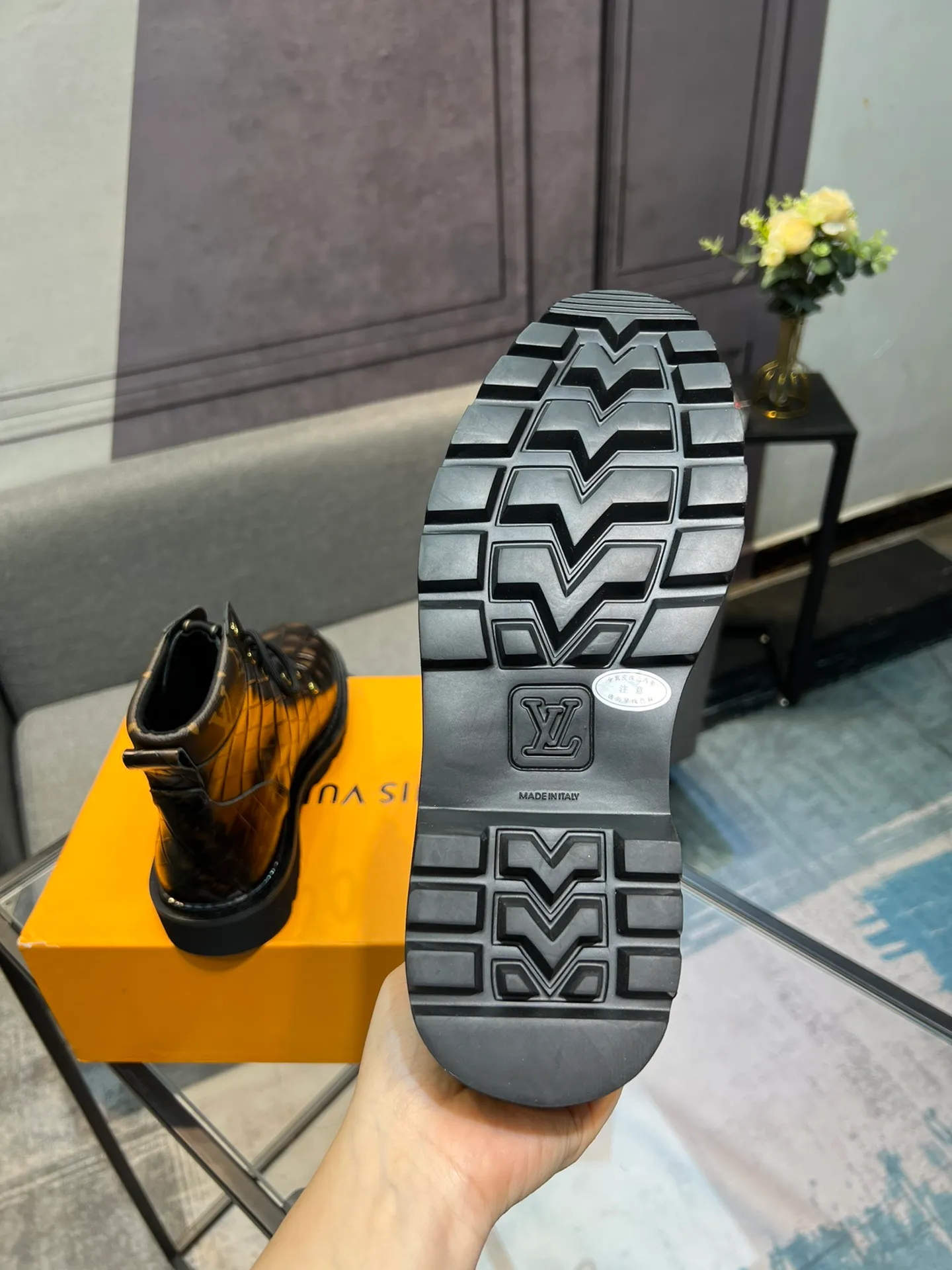 Men's shoes 💰900 L Home - the latest LV men's business casual boots, luxury and nobility are a must, all made of imported original first-layer cowhide, just to create a more comfortable wearing experience, ➕top imported water-dyed full cow lining, original high wear-resistant outsole! 👏👏 Size: Male 39-44; (38 45 46 customized)